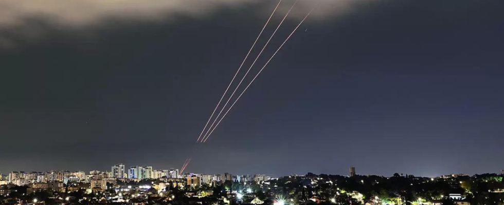 Der Iran greift Israel in einem beispiellosen Angriff mit Raketen