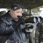 Der nordkoreanische Fuehrer Kim leitet Raketenuebungen die einen nuklearen Gegenangriff