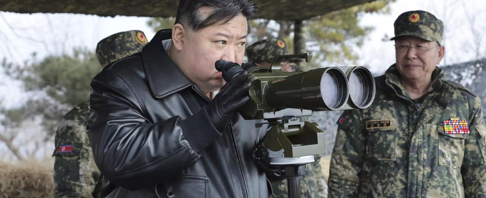 Der nordkoreanische Fuehrer Kim leitet Raketenuebungen die einen nuklearen Gegenangriff