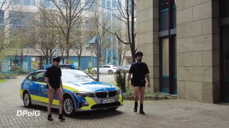 Deutsche Polizisten mit heruntergelassenen Hosen erwischt VIDEO – World