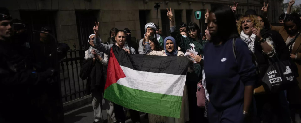 Die Pariser Polizei raeumt Demonstranten an der Sorbonne Universitaet aus