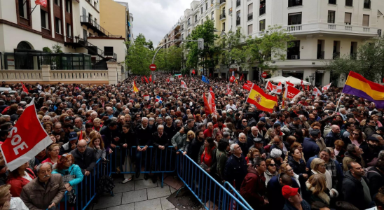 Die Unterstuetzer des spanischen Premierministers kommen und flehen ihn an