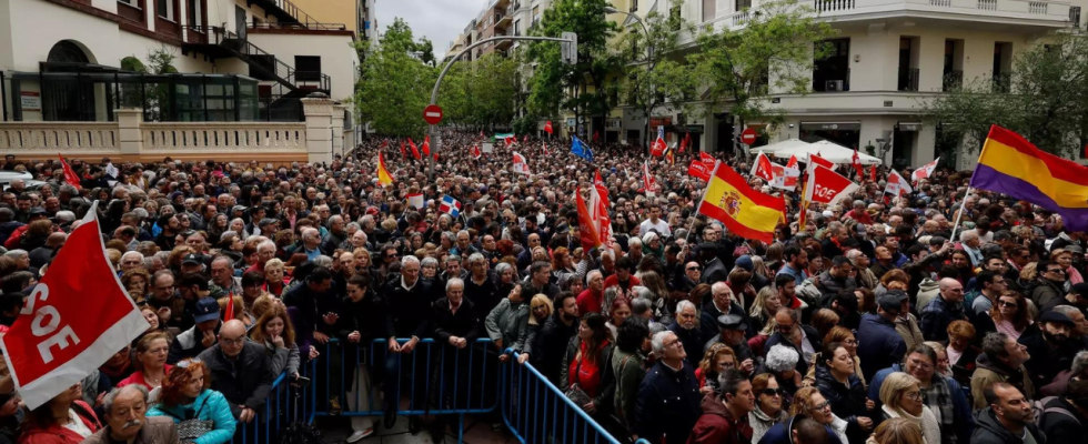 Die Unterstuetzer des spanischen Premierministers kommen und flehen ihn an