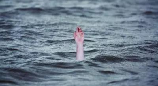 Ein Mann ist tot nachdem Fluechtlingsboot vor griechischer Insel gesunken
