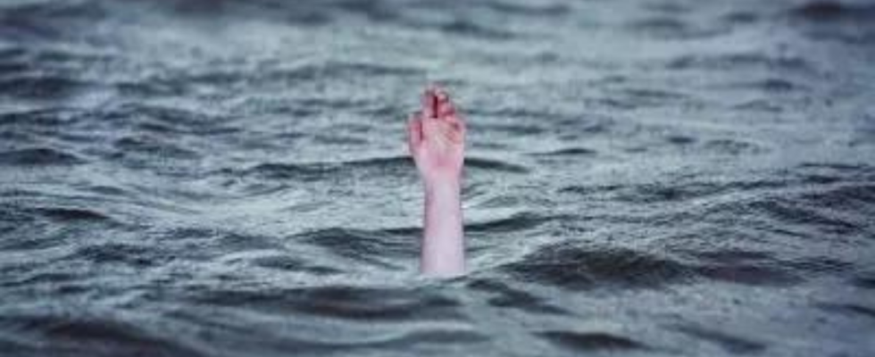 Ein Mann ist tot nachdem Fluechtlingsboot vor griechischer Insel gesunken