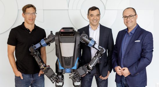 Ein humanoider Roboter ist vom Mobileye Gruender unterwegs