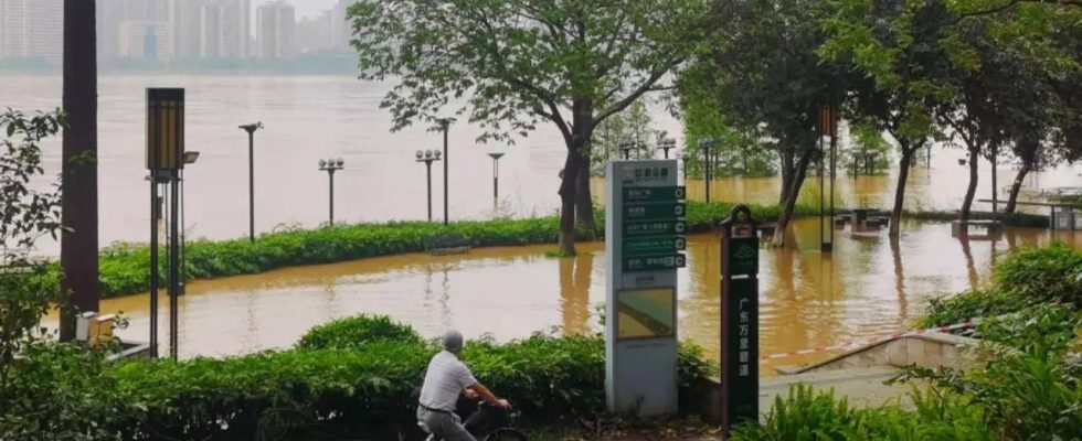 Elf werden vermisst Zehntausende wurden evakuiert als Stuerme Suedchina heimsuchten