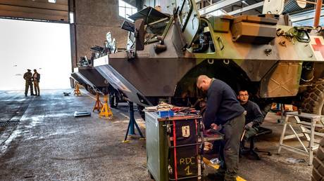 Frankreich verspricht der Ukraine „Hunderte alter Panzerfahrzeuge – World