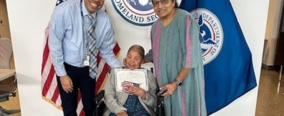Frau indischer Herkunft wird mit 99 US Staatsbuergerin
