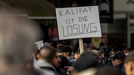 Islamisten demonstrieren in Hamburg fuer das deutsche „Kalifat – World