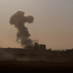 Israelische Panzer draengen zurueck in den noerdlichen Gazastreifen Kampfflugzeuge treffen