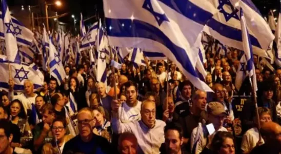 Massive Proteste in Tel Aviv gegen Netanyahu waehrend der Gaza Krieg.webp