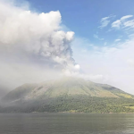 Mehr als 2100 Menschen werden evakuiert als ein indonesischer Vulkan