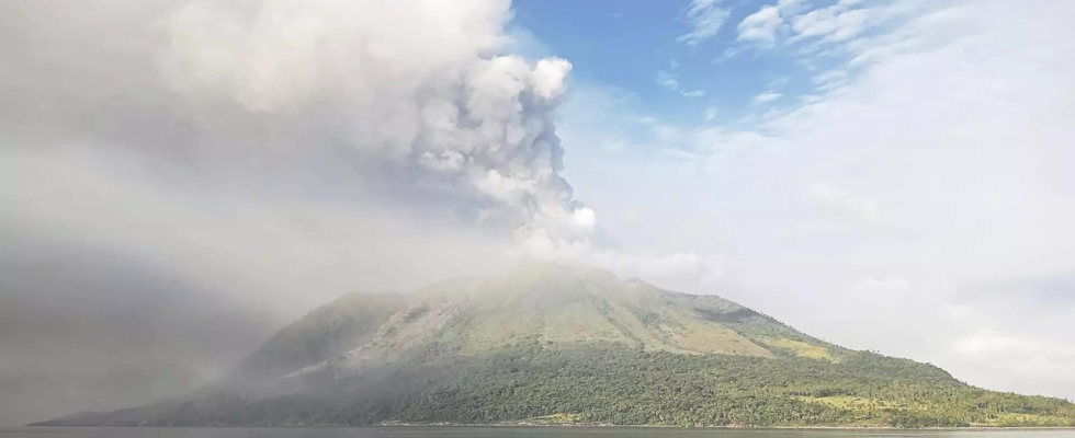Mehr als 2100 Menschen werden evakuiert als ein indonesischer Vulkan