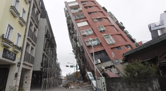 Nachbeben eines Erdbebens verhindern den Abriss eines schiefen Gebaeudes in