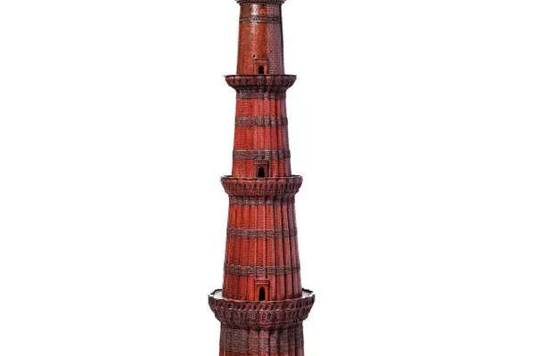 Qutb Minar Modell aus Teakholz kommt im britischen Auktionshaus unter den