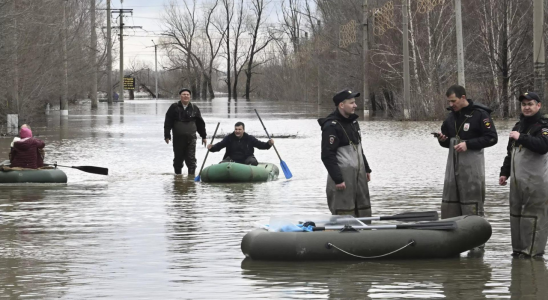 Rekordueberschwemmungen im russischen Ural ausgeloest durch Schneeschmelze