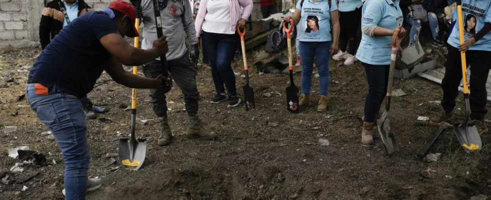 Suche nach vermissten Angehoerigen Freiwillige demonstrieren gegen Gleichgueltigkeit in Mexiko