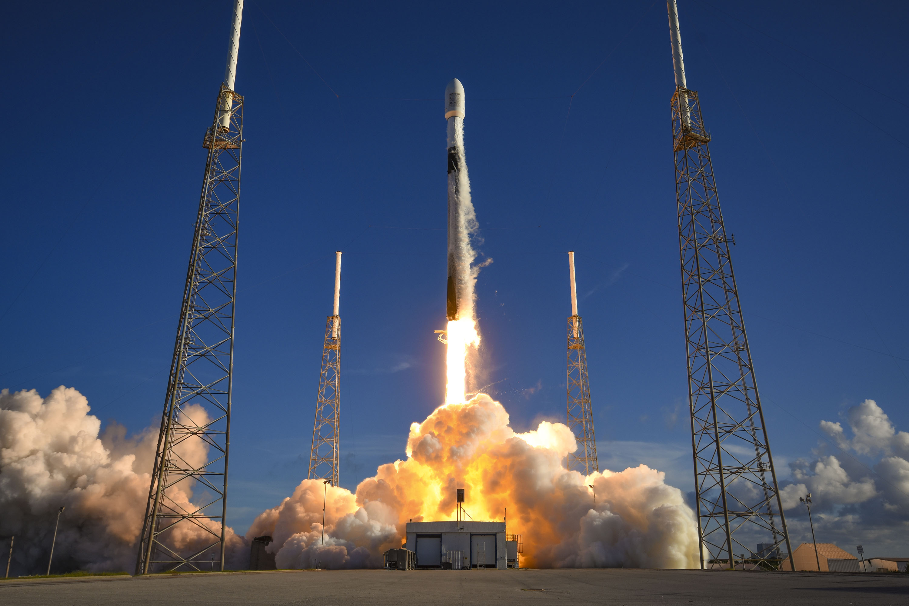 SpaceX-Rakete Falcon 9 startet südkoreanischen Mondorbiter Danuri