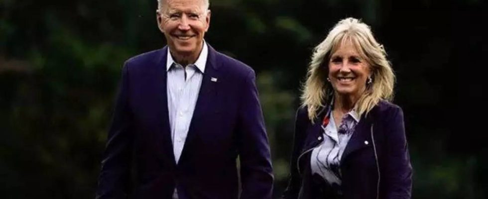 US Praesident Joe Biden und First Lady Jill Biden gruessen Mahavir