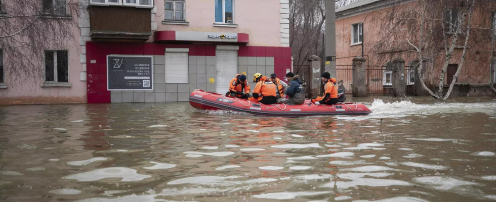 Ueberschwemmungen breiten sich in Russland aus und gefaehrden Tausende weitere