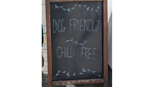 „Hundefreundlich kinderfrei Schild vor englischem Pub loest Debatte aus