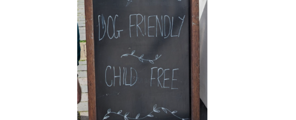 „Hundefreundlich kinderfrei Schild vor englischem Pub loest Debatte aus