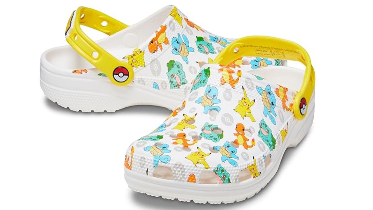 Foto von weißen Crocs-Schuhen mit einem Pokemon-Muster mit den drei Kanto-Startern