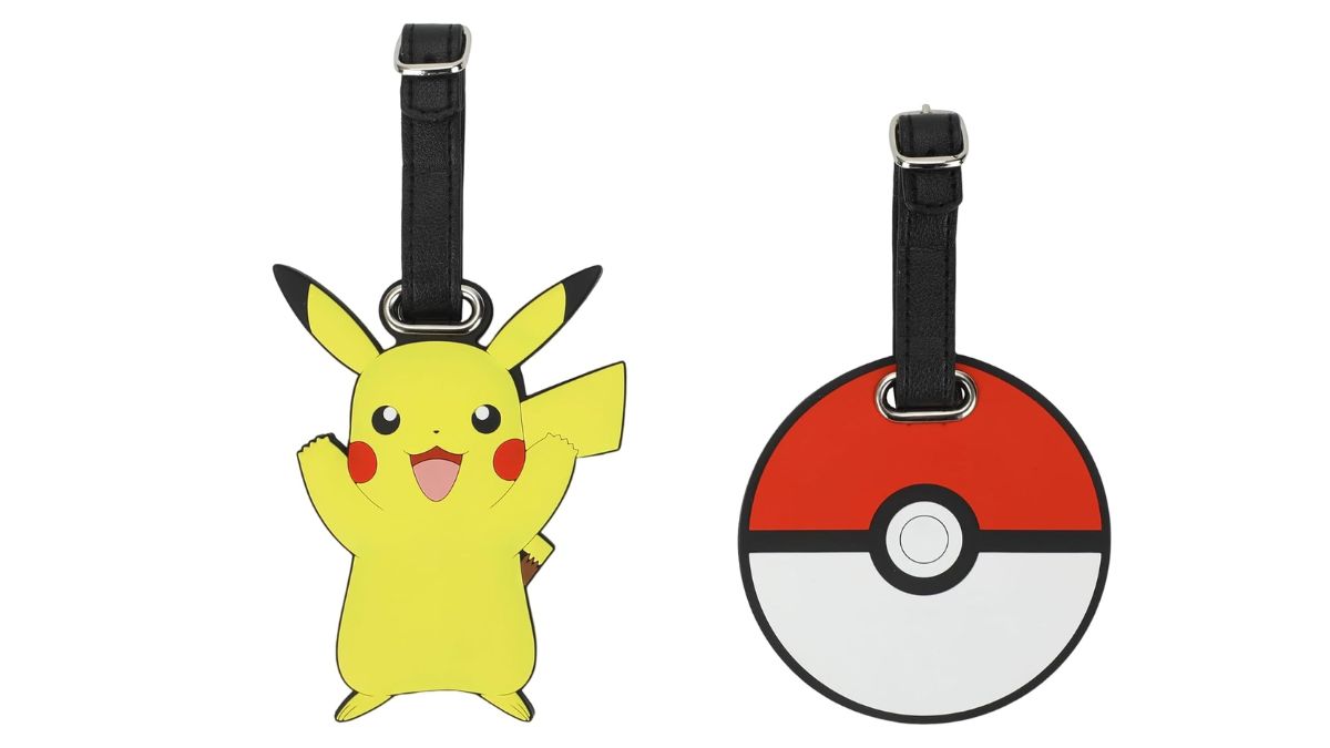 Zwei Gepäckanhänger, einer in Form von Pikachu und ein zweiter daneben in Form eines PokeBalls
