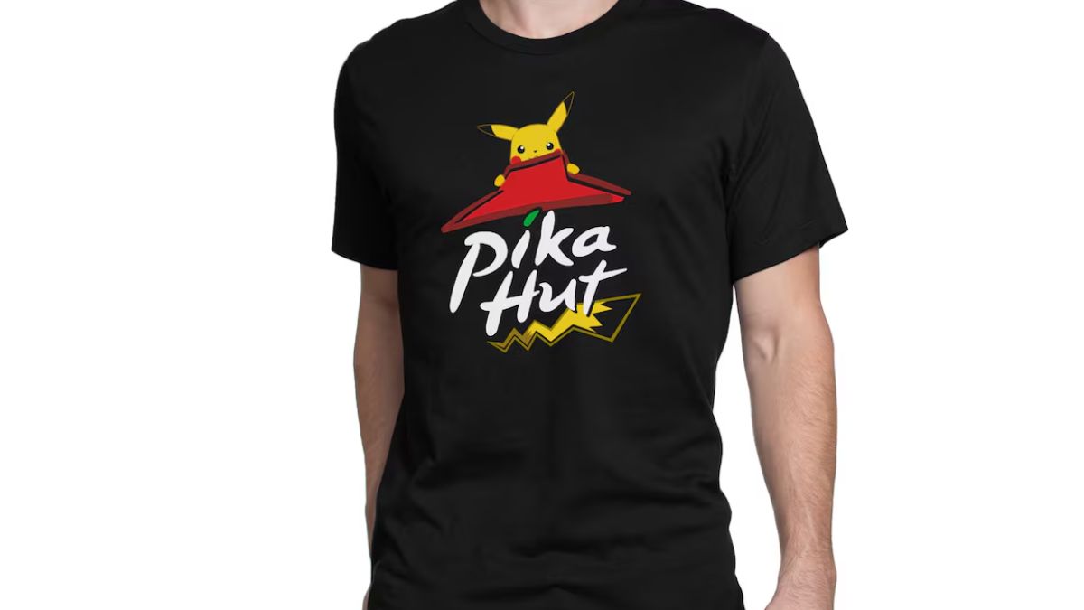 Foto einer Person, die ein T-Shirt mit einem Pikachu trägt und über das Pizza Hut-Logo mit den Worten blickt "Pika Hut" darauf