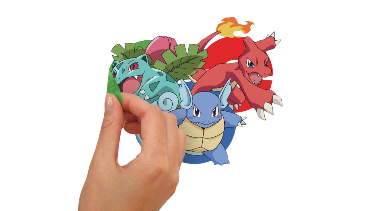 Bild einer Hand, die einen abnehmbaren Pokémon-Wandaufkleber an der Wand anbringt