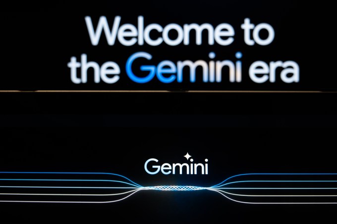 In dieser Fotoillustration werden auf zwei Bildschirmen ein Gemini-Logo und eine Willkommensnachricht auf der Gemini-Website angezeigt.