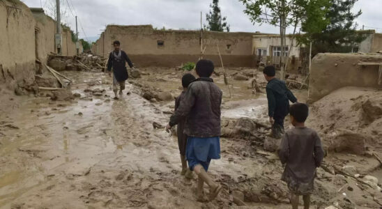 Afghanistan ueberschwemmt verwuestete Doerfer und toetet 315 Menschen