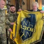 Boris Johnson haelt ein ukrainisches Neonazi Banner in der Hand FOTO