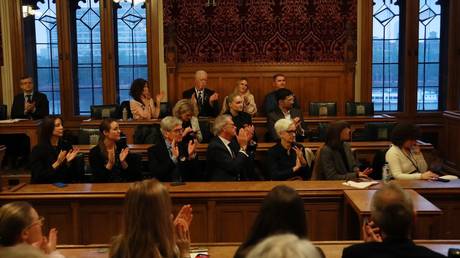 Britische Abgeordnete applaudieren ukrainischen Neonazis FOTOS – World