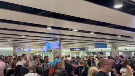 Britische Flughaefen durch landesweiten Systemausfall lahmgelegt VIDEOS – World