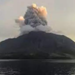 Der indonesische Vulkan Ruang spuckt weitere heisse Wolken aus nachdem
