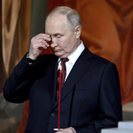 Der russische Praesident Wladimir Putin nimmt am Ostergottesdienst teil der