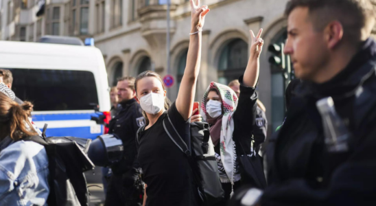 Deutsche Polizei vertreibt pro palaestinensische Demonstranten von Berliner Universitaet