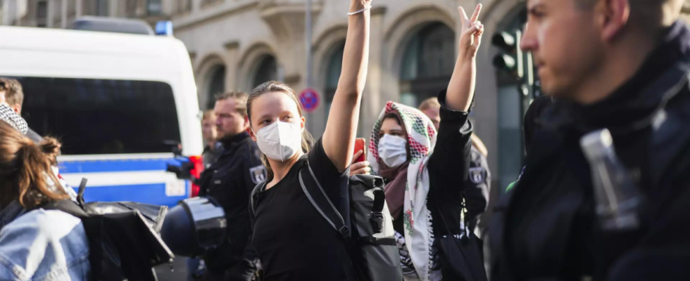 Deutsche Polizei vertreibt pro palaestinensische Demonstranten von Berliner Universitaet