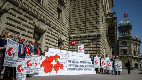 Die Schweiz bekraeftigt ihre Neutralitaet vor dem spaltenden Friedensgipfel in