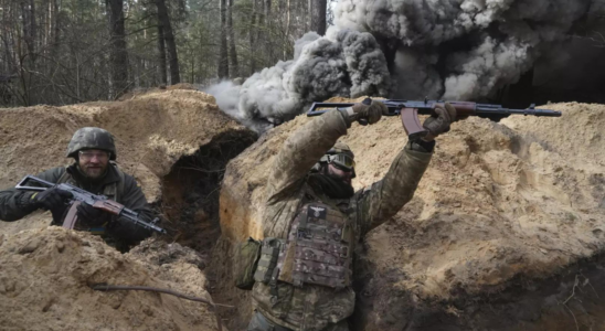 Die Ukraine kaempft noerdlich der Grenzstadt in der Region Charkiw