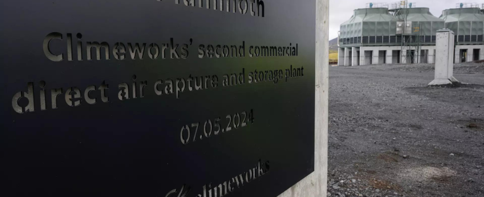 Die weltweit groesste CO2 Abscheidungsanlage nimmt in Island ihren Betrieb auf