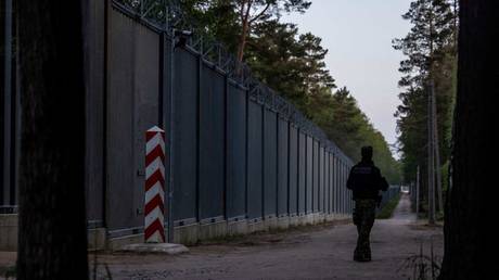 EU Staat blockiert Zugang zur Grenze zu Weissrussland — RT Weltnachrichten
