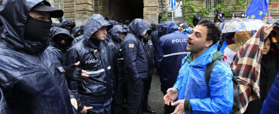 Ein georgisches Oppositionsmitglied sagt die Regierung schuechtere Demonstranten ein