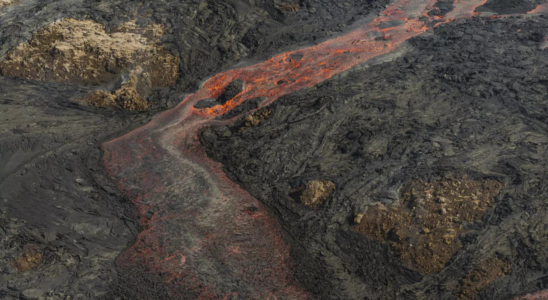 Ein islaendischer Vulkan bricht erneut aus und schiesst Lava in