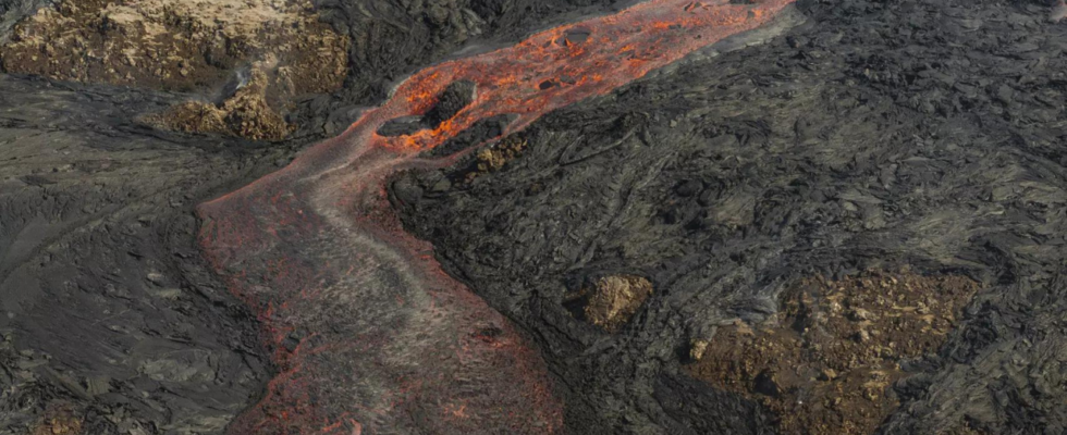 Ein islaendischer Vulkan bricht erneut aus und schiesst Lava in