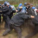 Es kommt zu Zusammenstoessen als Demonstranten versuchen Zutritt zum deutschen