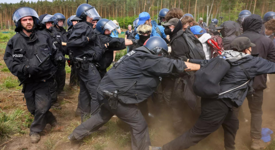 Es kommt zu Zusammenstoessen als Demonstranten versuchen Zutritt zum deutschen