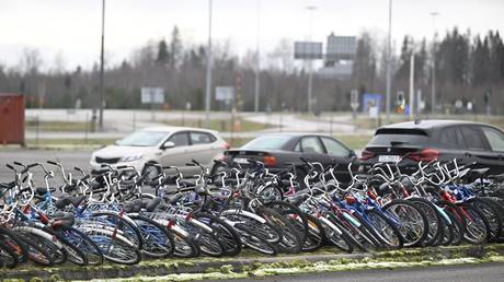 Finnland versteigert Fahrraeder von Asylbewerbern – World